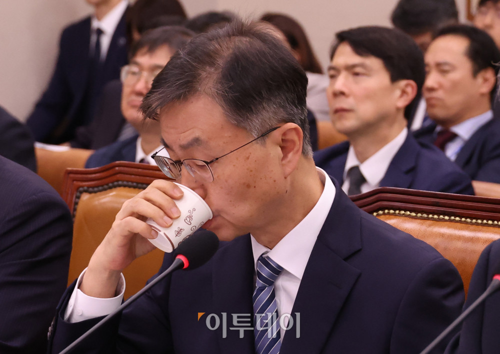 ▲최재해 감사원장이 30일 서울 여의도 국회 법제사법위원회에서 열린 종합감사에서 물을 마시고 있다. 고이란 기자 photoeran@