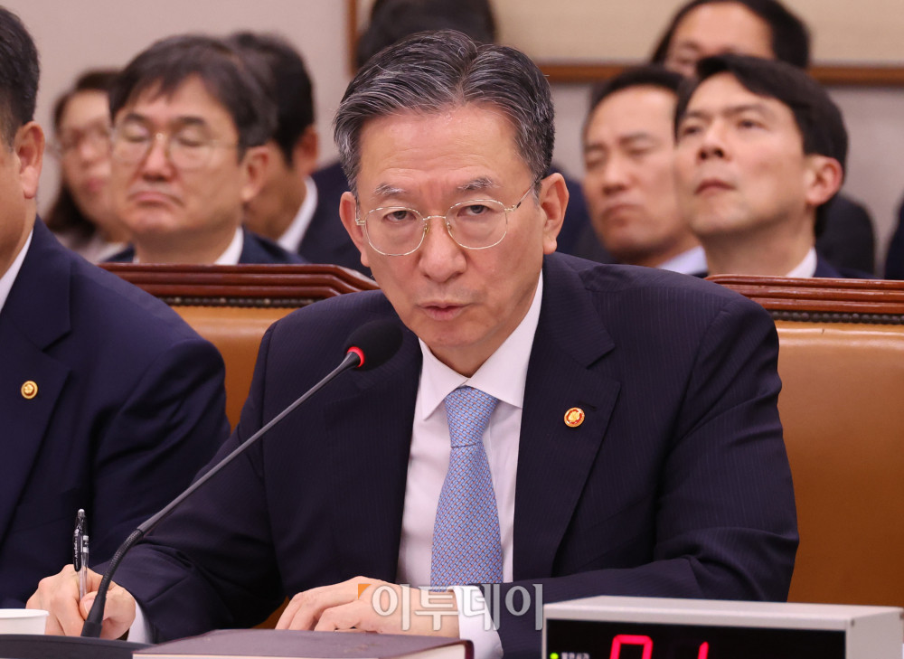 ▲정성호 법무부 장관이 30일 서울 여의도 국회 법제사법위원회에서 열린 종합감사에서 의원 질의에 답하고 있다. 고이란 기자 photoeran@