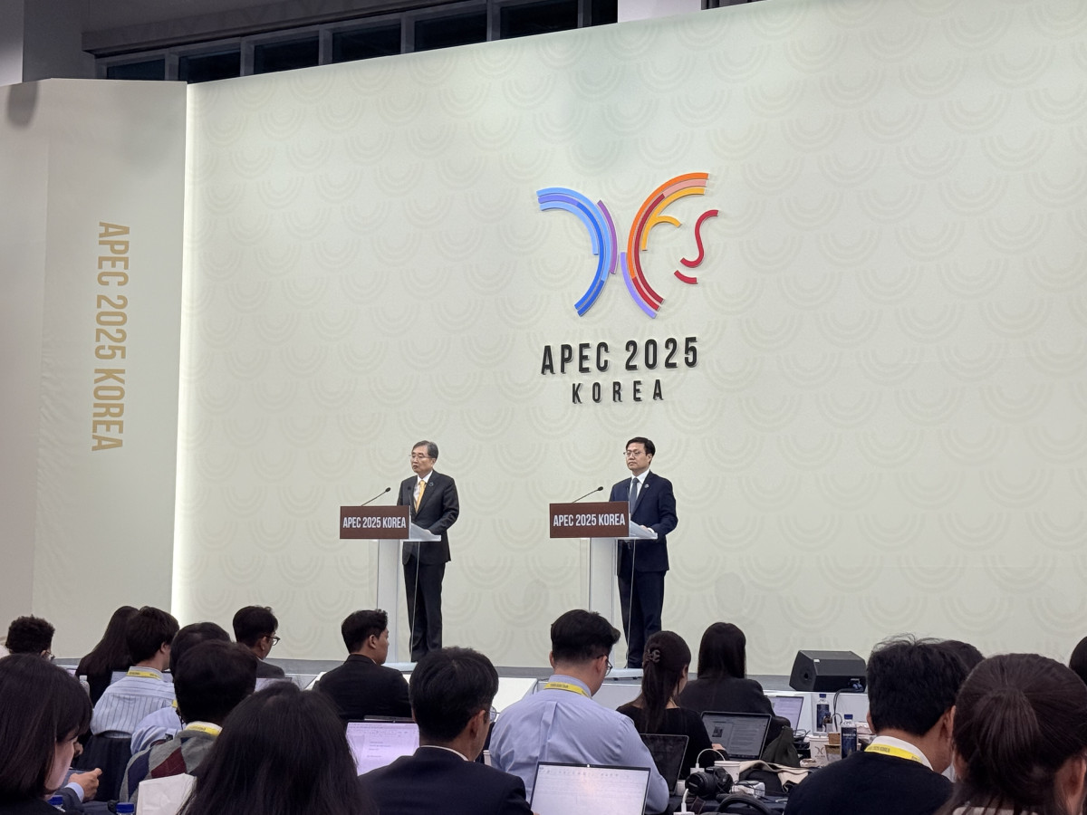 ▲조현 외교부 장관이 30일 경주 국제미디어센터에서 열린 APEC 합동각료회의(AMM) 기자회견에서 취재진 질문에 답하고 있다. (조아라 기자 abc@)