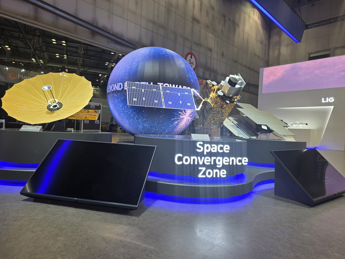 ▲'서울 ADEX 2025' LIG넥스원 부스에 전시된 천리안위성 5호. (사진제공=LIG넥스원)