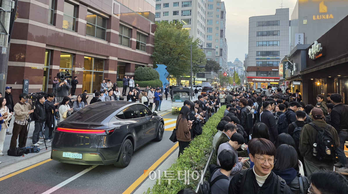 ▲30일 젠슨 황 엔비디아 CEO, 이재용 삼성전자 회장, 정의선 현대차그룹 회장의 회동 장소로 알려진 서울 강남구에 위치한 '깐부치킨 삼성점' 앞에 취재진이 모여 열띤 취재 경쟁을 벌이고 있다. (신태현 기자 holjjak@)