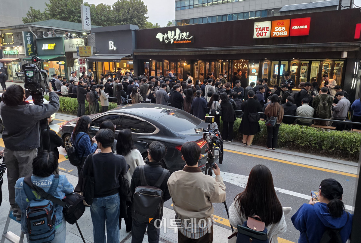 ▲30일 젠슨 황 엔비디아 CEO, 이재용 삼성전자 회장, 정의선 현대차그룹 회장의 회동 장소로 알려진 서울 강남구에 위치한 '깐부치킨 삼성점' 앞에 취재진이 모여 열띤 취재 경쟁을 벌이고 있다.  (신태현 기자 holjjak@)