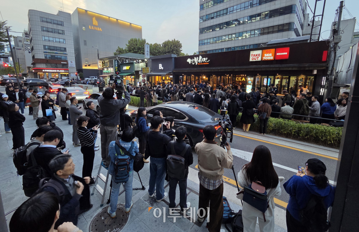 ▲30일 젠슨 황 엔비디아 CEO, 이재용 삼성전자 회장, 정의선 현대차그룹 회장의 회동 장소로 알려진 서울 강남구에 위치한 '깐부치킨 삼성점' 앞에 취재진이 모여 열띤 취재 경쟁을 벌이고 있다. (신태현 기자 holjjak@)