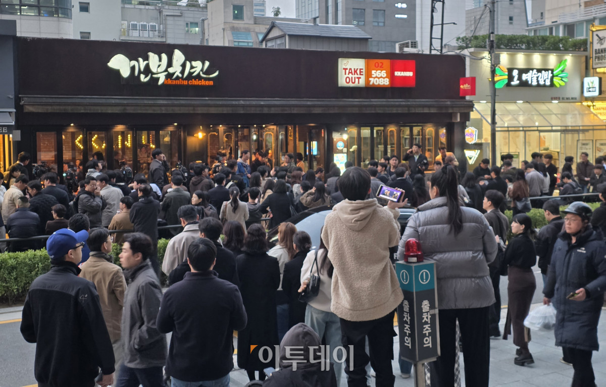 ▲30일 젠슨 황 엔비디아 CEO, 이재용 삼성전자 회장, 정의선 현대차그룹 회장의 회동 장소로 알려진 서울 강남구에 위치한 '깐부치킨 삼성점' 앞에 취재진이 모여 열띤 취재 경쟁을 벌이고 있다. (신태현 기자 holjjak@)