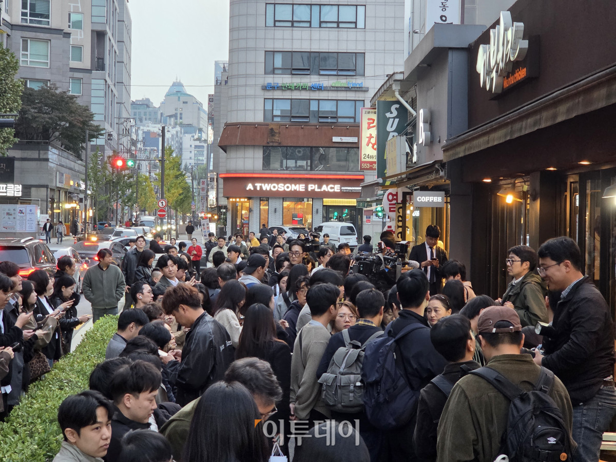 ▲30일 젠슨 황 엔비디아 CEO, 이재용 삼성전자 회장, 정의선 현대차그룹 회장의 회동 장소로 알려진 서울 강남구에 위치한 '깐부치킨 삼성점' 앞에 취재진이 모여 열띤 취재 경쟁을 벌이고 있다. (신태현 기자 holjjak@)