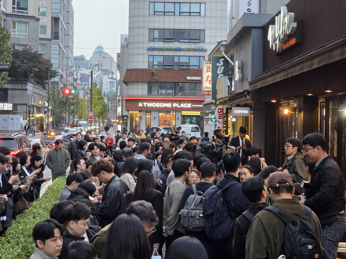 ▲젠슨 황 엔비디아 CEO, 이재용 삼성전자 회장, 정의선 현대자동차그룹 회장이 30일 서울 삼성동 '깐부치킨'에서 회동을 갖는 가운데 이들의 만남 수시간 전부터 가게 앞 인도는 취재진들로 가득 찼다. (신태현 기자)