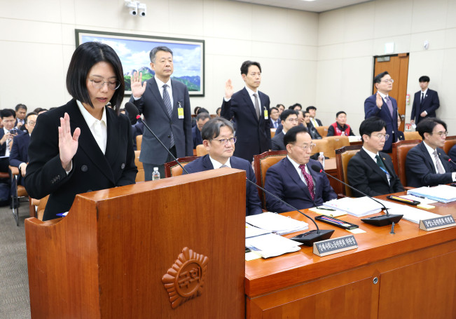 ▲30일 국회 기후에너지환경고용노동위원회에서 열린 종합감사에서 김기원 한국맥도날드 대표이사를 비롯한 증인들이 선서를 하고 있다. (왼쪽부터) 김 대표이사와 김광일 MBK파트너스 부회장, 황순배 네이버 인사총괄, 그리고 강인석 이마트 지원본부장 겸 노사협력담당. (연합뉴스)