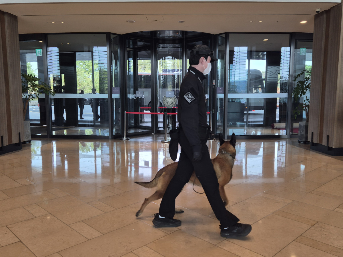 ▲30일 다카이치 사나에 일본 총리가 머무는 라한셀렉트 호텔 로비에 경찰특공대가 배치됐다. (강문정 기자 kangmj@)
