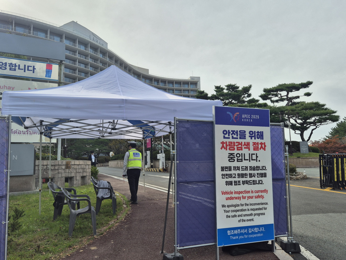 ▲30일 다카이치 사나에 일본 총리가 머무는 라한셀렉트 호텔 입구에 검문소가 설치됐다. (강문정 기자 kangmj@)