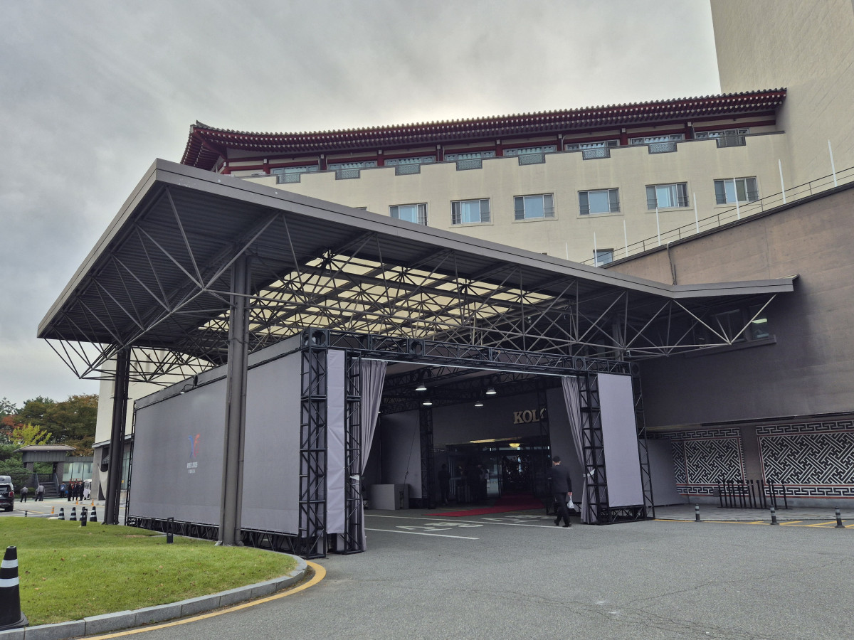 ▲30일 시진핑 중국주석이 머무는 경주 코오롱호텔 로비에 대형 가림막이 설치됐다. (강문정 기자 kangmj@)
