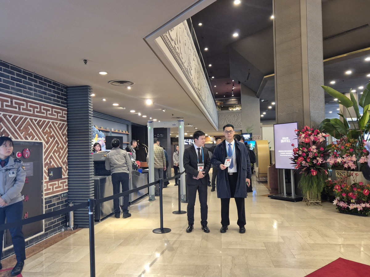 ▲30일 코오롱호텔 로비 모습. 이곳에서는 방문객들의 가방 검사와 몸 수색이 이뤄졌다. (강문정 기자 kangmj@)
