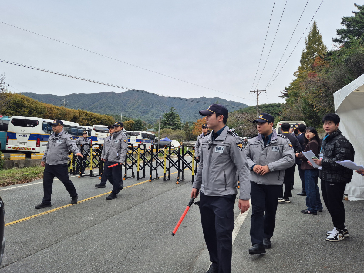 ▲30일 코오롱호텔 로비 모습. 이곳에서는 방문객들의 가방 검사와 몸 수색이 이뤄졌다. (강문정 기자 kangmj@)
