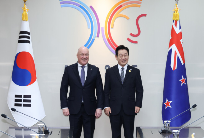 ▲이재명 대통령과 크리스토퍼 럭슨 뉴질랜드 총리가 30일 경북 경주 APEC 정상회의장에서 양자회담에 앞서 기념촬영을 하고 있다.   (연합뉴스)