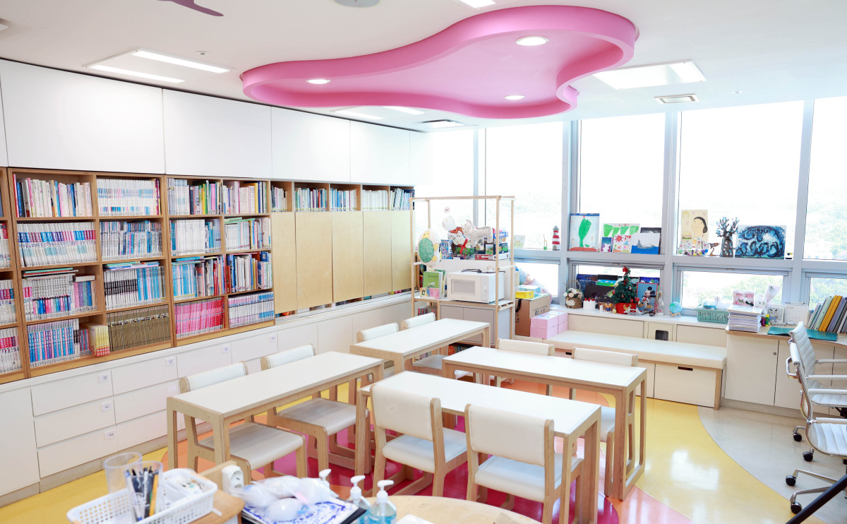 ▲이투데이는 30일 서울 서대문구 세브란스병원 연세암병원 12층 소아청소년암병동 입구에 위치한 병원학교 교실에 방문했다. (연세암병원)