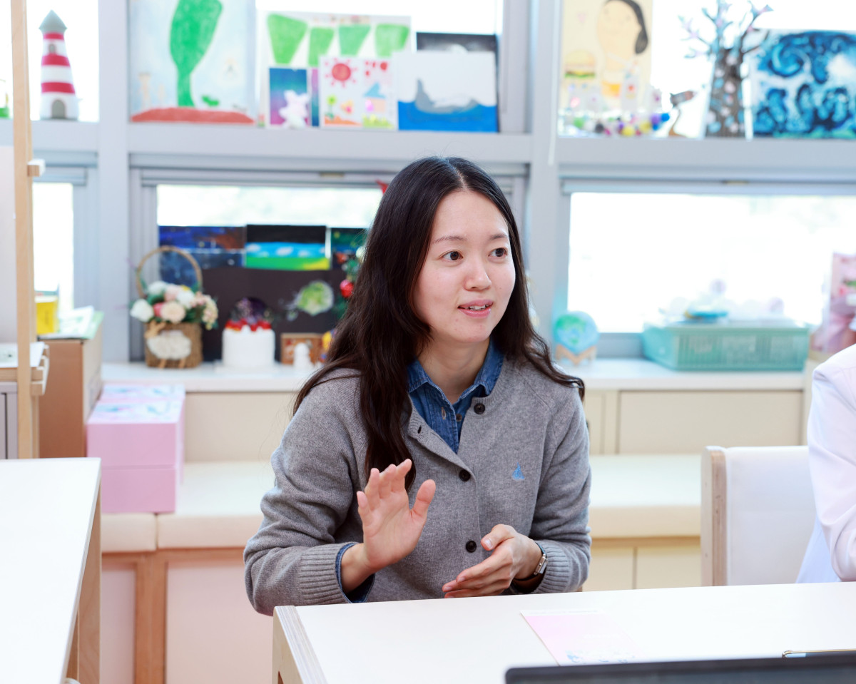 ▲30일 서울 서대문구 세브란스병원 연세암병원 12층 소아청소년암병동 입구에 위치한 병원학교 교실에서 윤혜진 연세암병원 병원학교 교무부장이 이투데이와 만나 병원학교 운영에 대해 설명하고 있다. (연세암병원)