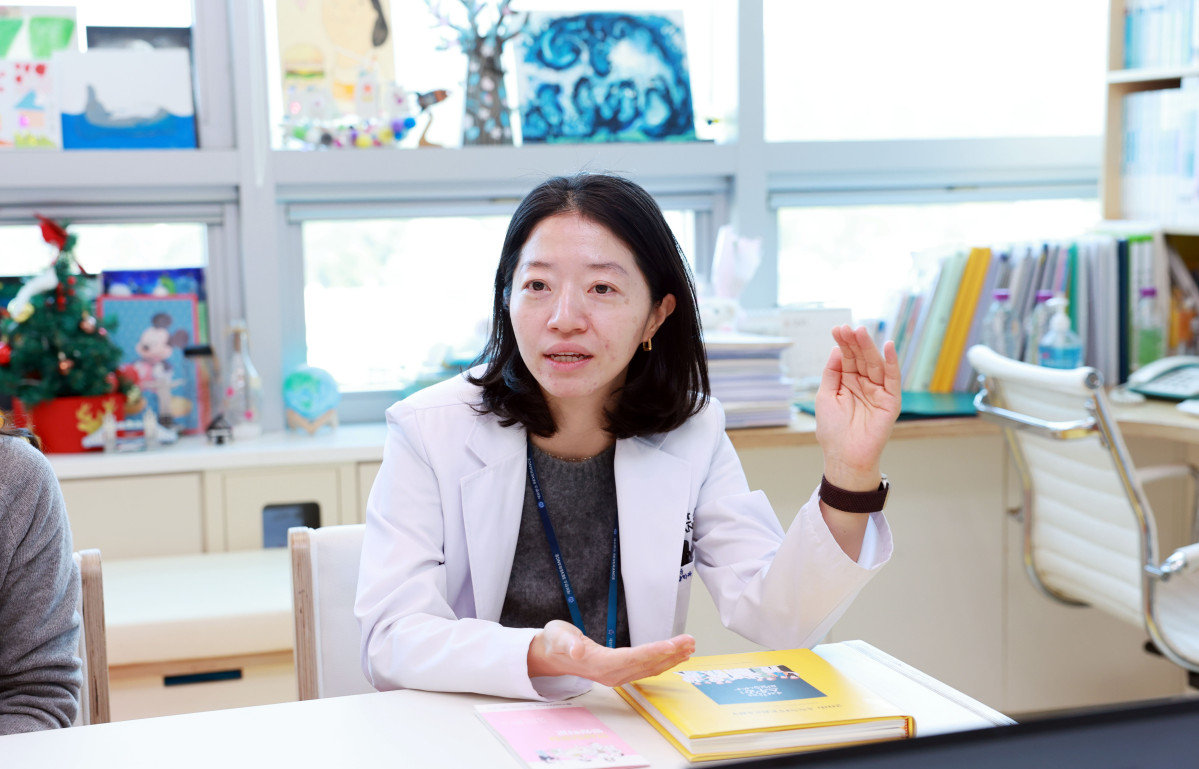 ▲30일 서울 서대문구 세브란스병원 연세암병원 12층 소아청소년암병동 입구에 위치한 병원학교 교실에서 한승민 연세암병원 병원학교 교장(소아혈액종양과 교수)이 이투데이와 만나 병원학교에 대해 소개하고 있다. (연세암병원)