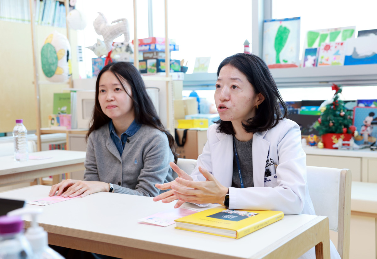 ▲30일 서울 서대문구 세브란스병원 연세암병원 12층 소아청소년암병동 입구에 위치한 병원학교 교실에서 윤혜진 연세암병원 병원학교 교무부장(왼쪽)과 한승민 연세암병원 병원학교 교장(소아혈액종양과 교수)이 이투데이와 인터뷰를 진행하고 있다. (연세암병원)