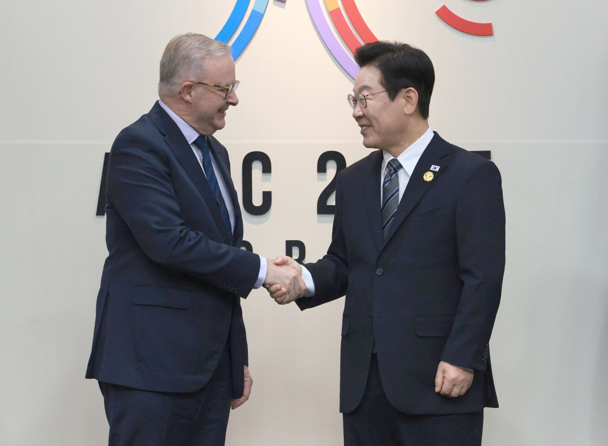 ▲이재명 대통령과 앤소니 알바니지 호주 총리가 30일 경북 경주 APEC 정상회의장에서 한-호주 정상회담에 앞서 악수하고 있다. 2025.10.30.  (뉴시스)