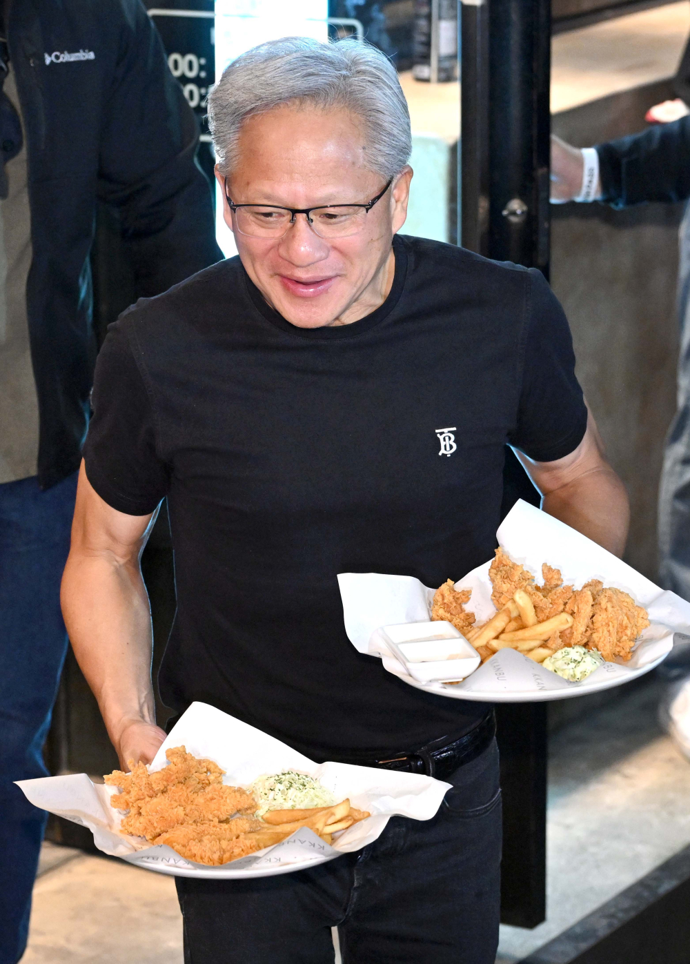 ▲젠슨 황 엔비디아 최고경영자(CEO)가 30일 오후 서울 강남구 삼성역 인근 깐부치킨 매장에서 이재용 삼성그룹 회장, 정의선 현대차그룹 회장과 치킨 회동 중 밖으로 나와 시민들에게 치킨을 나눠주고 있다. 신태현 기자 holjjak@ (이투데이DB)