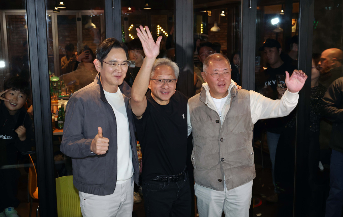 ▲이재용(왼쪽부터) 삼성전자 회장, 젠슨 황 엔비디아 최고경영자(CEO), 정의선 현대차그룹 회장이 30일 서울 강남구 삼성동의 한 치킨집에서 회동을 마친 뒤 기념촬영을 하고 있다. 신태현 기자 holjjak@