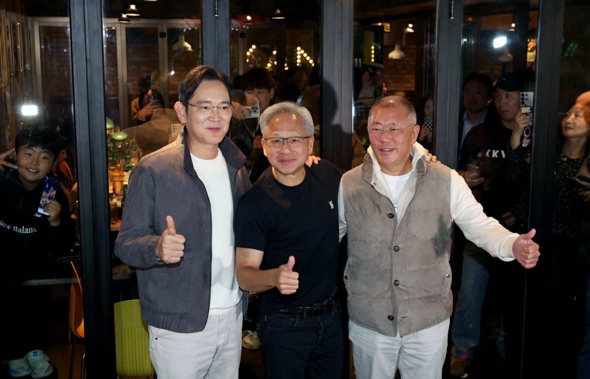 ▲이재용(왼쪽부터) 삼성전자 회장, 젠슨 황 엔비디아 최고경영자(CEO), 정의선 현대차그룹 회장이 30일 서울 강남구 삼성동의 한 치킨집에서 회동을 마친 뒤 기념촬영을 하고 있다. 신태현 기자 holjjak@