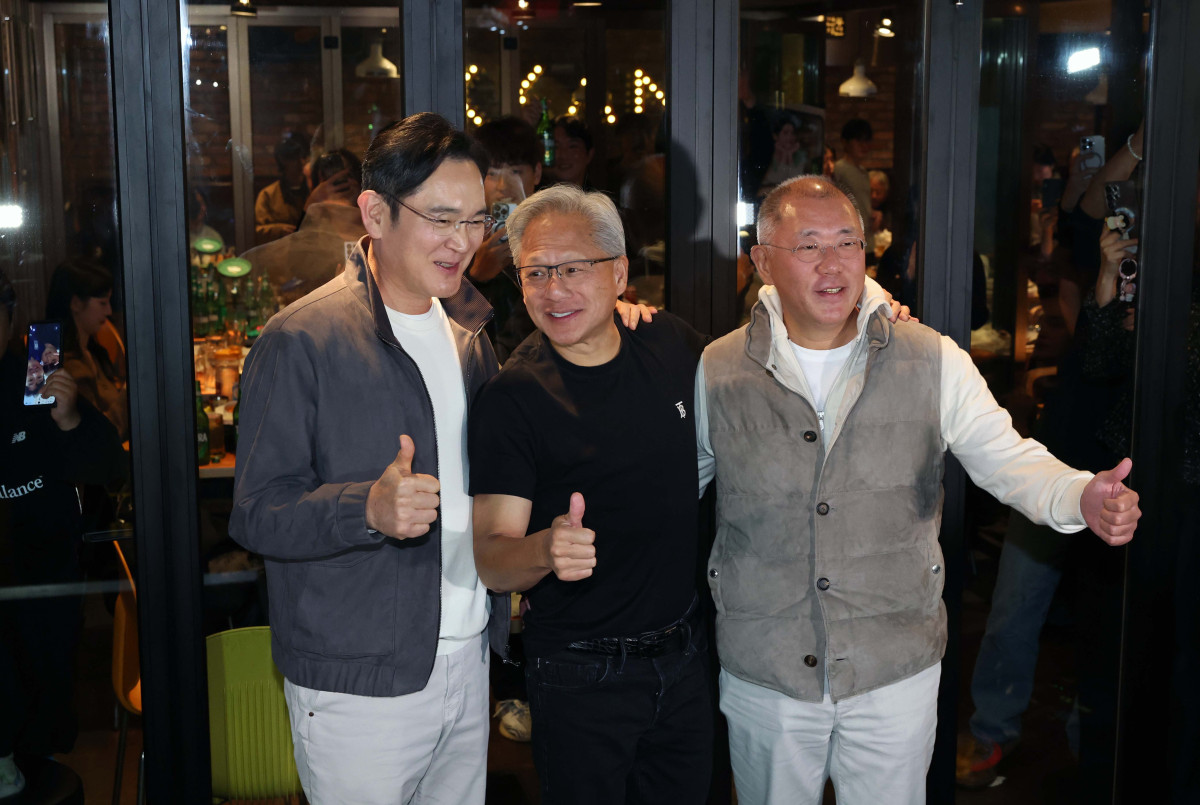 ▲이재용(왼쪽부터) 삼성전자 회장, 젠슨 황 엔비디아 최고경영자(CEO), 정의선 현대차그룹 회장이 30일 서울 강남구 삼성동의 한 치킨집에서 회동을 마친 뒤 기념촬영을 하고 있다. 신태현 기자 holjjak@