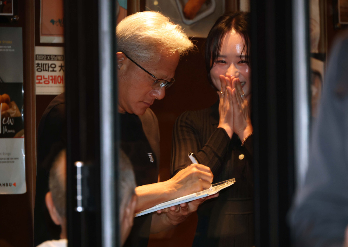 ▲젠슬황 엔비디아 최고경영자가 30일 서울 강남구 깐부치킨 삼성점에서 이재용 삼성전자 회장과 정의선 현대차그룹 회장과 '치맥' 회동 중 시민들에게 사인을 해주고  있다. 신태현 기자 holjjak@