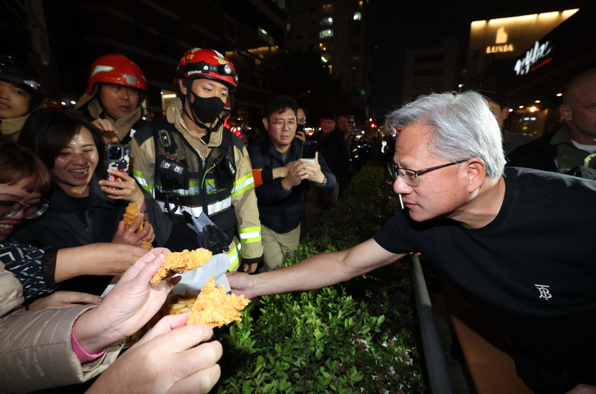 ▲젠슨황 엔비디아 최고경영자가 30일 이재용 삼성전자 회장, 정의선 현대자동차그룹 회장과 서울 강남구 깐부치킨 매장에서 치킨 회동 중 밖으로 나와 시민들에게 치킨 등을 나눠주고 있다. 신태현 기자 holjjak@