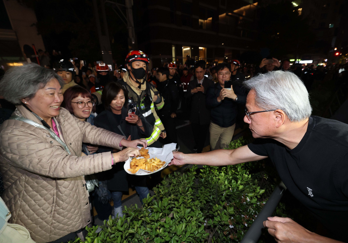 ▲젠슨황 엔비디아 최고경영자가 30일 이재용 삼성전자 회장, 정의선 현대자동차그룹 회장과 서울 강남구 깐부치킨 매장에서 치킨 회동 중 밖으로 나와 시민들에게 치킨 등을 나눠주고 있다. 신태현 기자 holjjak@