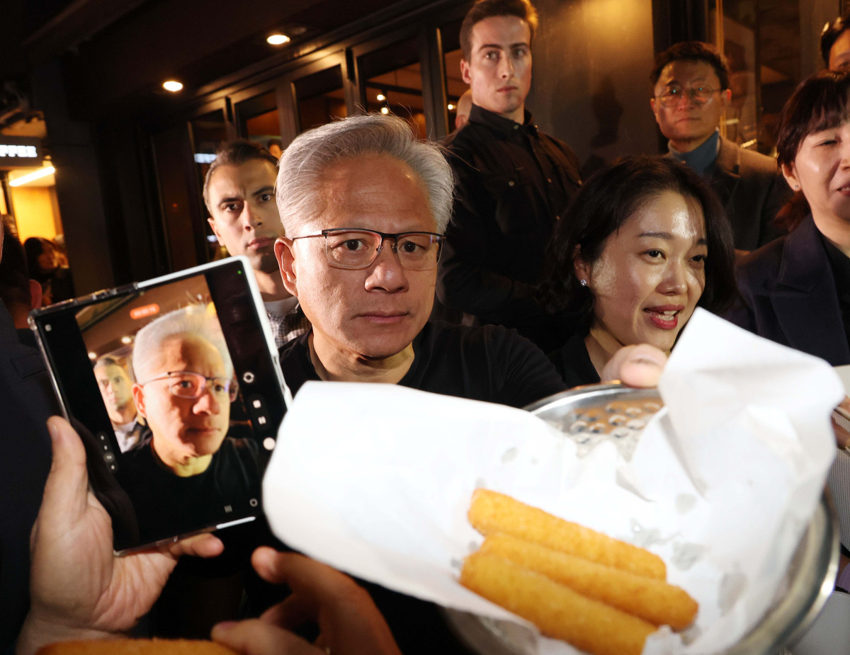 ▲젠슨황 엔비디아 최고경영자가 30일 이재용 삼성전자 회장, 정의선 현대자동차그룹 회장과  서울 강남구 깐부치킨에서 치킨 회동 중 치즈스틱을 시민들에게 내밀고 있다. 신태현 기자 holjjak@