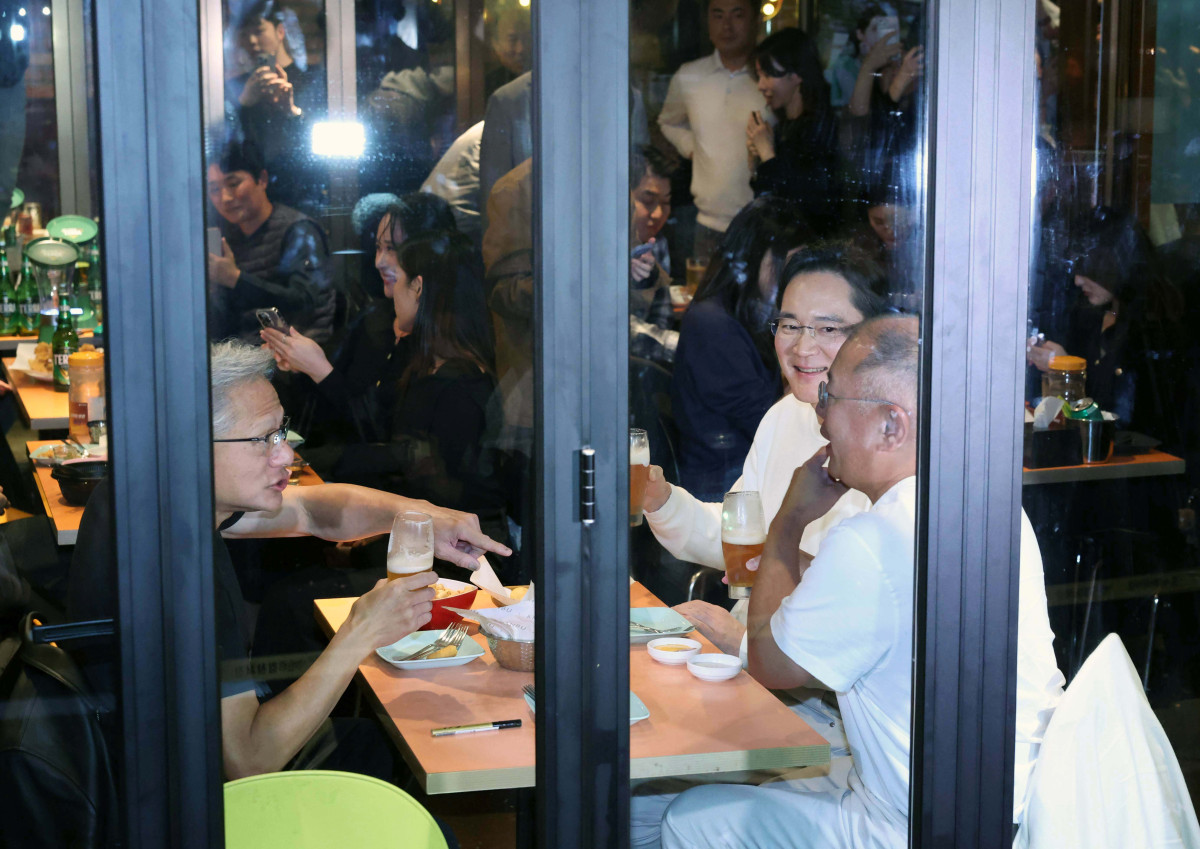 ▲젠슨 황(왼쪽부터) 엔비디아 최고경영자(CEO), 이재용 삼성전자 회장, 정의선 현대차그룹 회장이 30일 서울 강남구 삼성동의 한 치킨집에서 회동을 갖고 있다. 신태현 기자 holjjak@