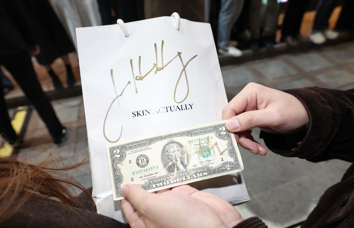 ▲30일 서울 삼성동에서 시민들이 젠슨 황 엔비디아 CEO의 사인을 받고 있다. 신태현 기자 holjjak@