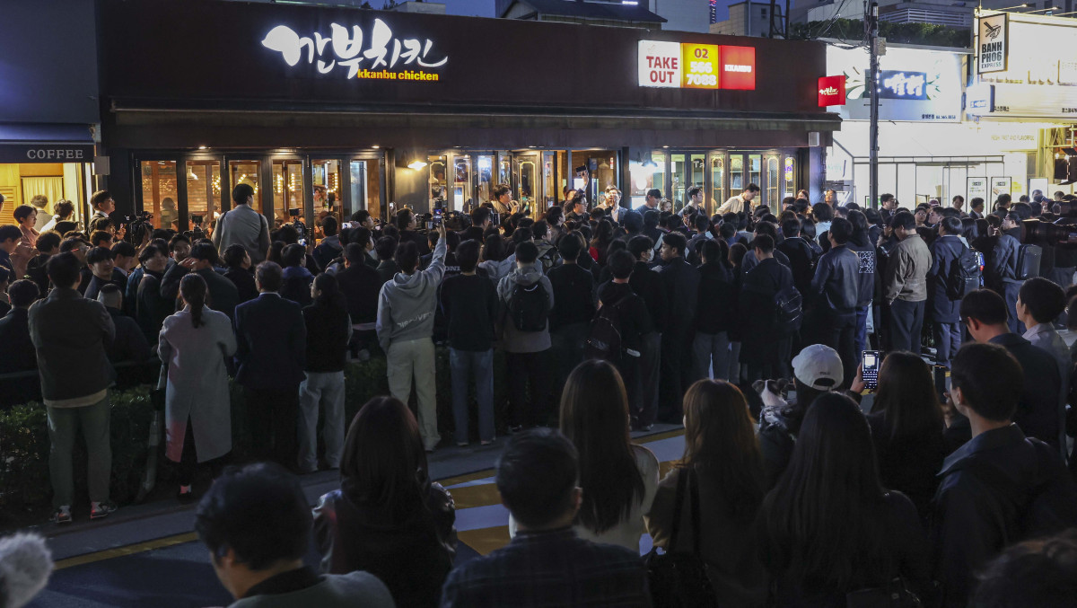 ▲30일 서울 삼성동 인근 깐부치킨에서 젠슨황 엔비디아 최고경영자가 이재용 삼성전자 회장, 정의선 현대차 그룹 회장이 회동할 것으로 알려지자 취재진과 시민들로 붐비고 있다. 신태현 기자 holjjak@