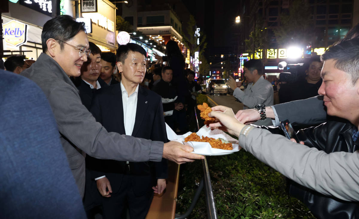 ▲이재용 삼성전자 회장이가 30일 서울 강남구 깐부치킨 삼성점에서 젠슨황 엔비디아 최고경영자와 '치맥' 회동 중 시민들에게 치킨을 나눠주고 있다. 신태현 기자 holjjak@