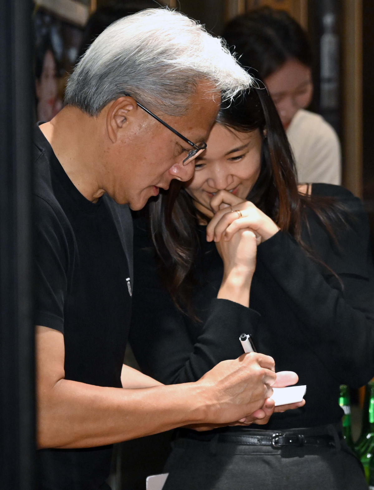 ▲젠슨 황 엔비디아 최고경영자(CEO)가 30일 오후 서울 강남구 삼성역 인근 깐부치킨 매장에서 이재용 삼성그룹 회장, 정의선 현대차그룹 회장과 치킨 회동 중 시민들에게 사인을 해주고 있다. 신태현 기자 holjjak@