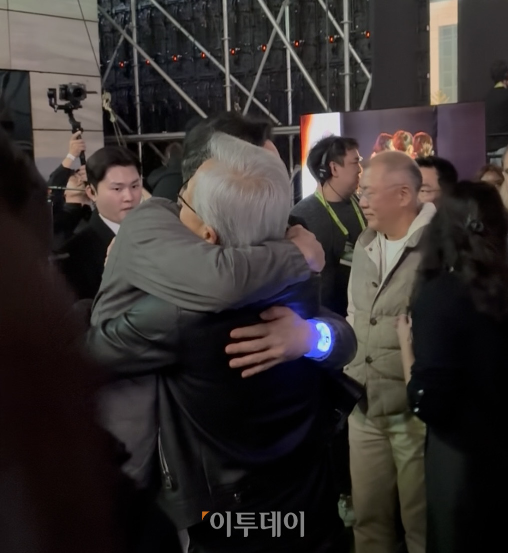 ▲30일 이재용 삼성전자 회장과 젠슨 황 엔비디아 CEO가 엔비디아 그래픽카드(GPU) '지포스' 한국 출시 25주년 행사장 뒷편에서 포옹하고 있다. (임유진 기자 newjean@)