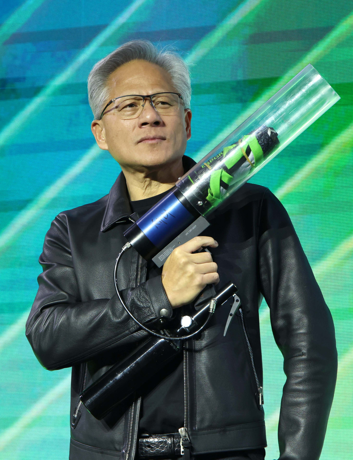 ▲젠슨 황 엔비디아 CEO가 30일 밤 서울 강남구 코엑스광장에서 지포스(GeForce) 한국 25주년을 기념해 열린 '지포스 게이머 페스티벌'에 퍼포먼스건을 들고 있다. 신태현 기자 holjjak@