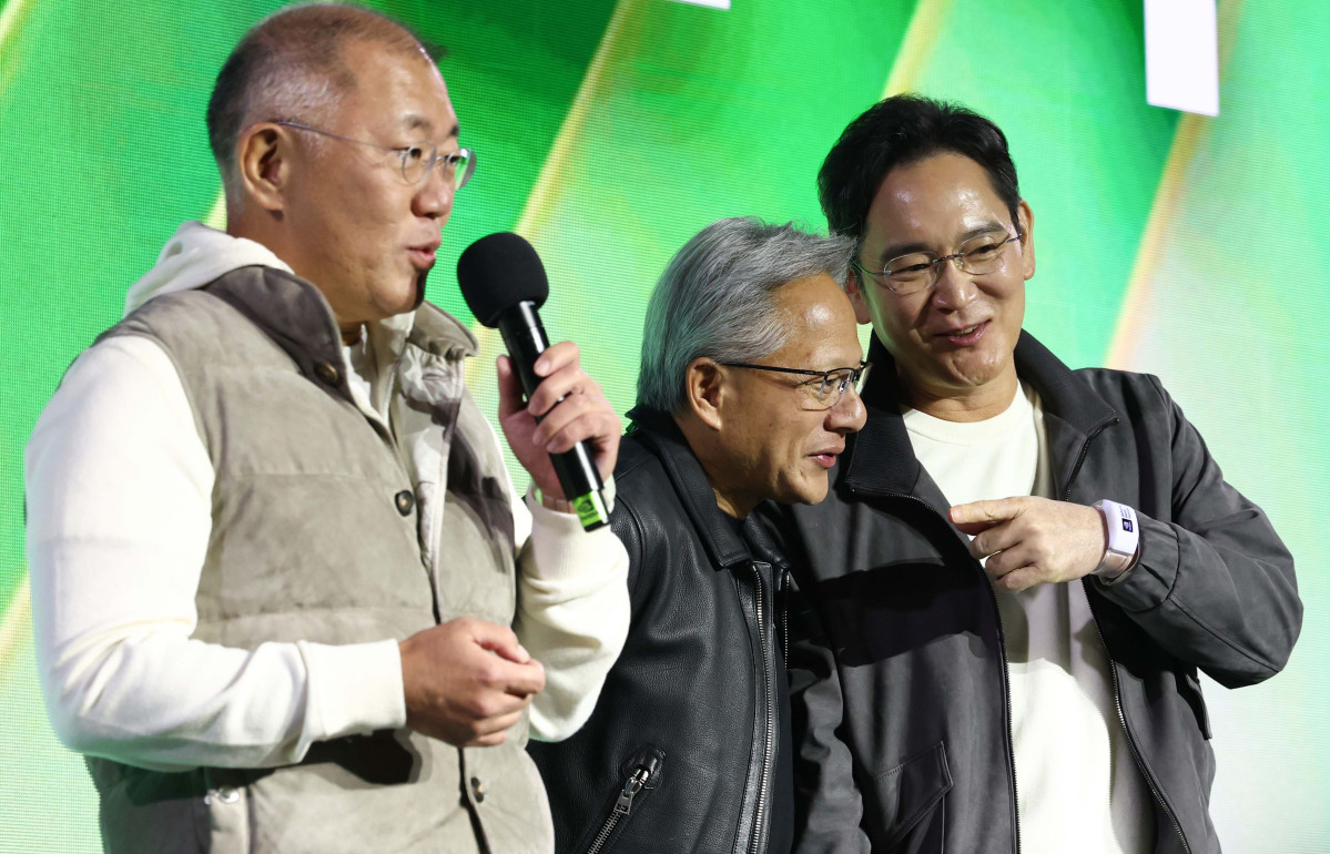 ▲이재용 삼성전자 회장이 30일 오후 서울 강남구 코엑스 K-POP 광장에서 열린 지포스 게이머 페스티벌에서 정의선 현대차그룹 회장의 발언을 젠슨 황 엔비디아 최고경영자에게 통역하고 있다. 신태현 기자 holjjak@