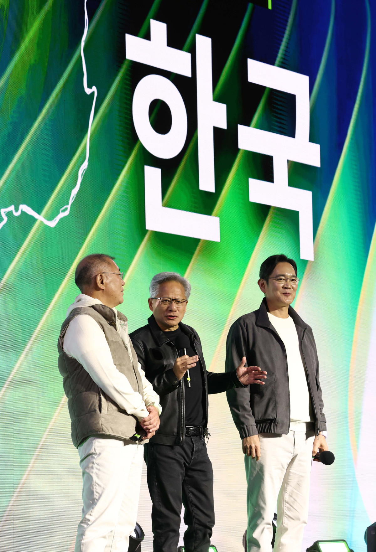 ▲젠슨 황 엔비디아 최고경영자가 30일 오후 서울 강남구 코엑스 K-POP 광장에서 열린 지포스 게이머 페스티벌에서 발언하고 있다. 신태현 기자 holjjak@