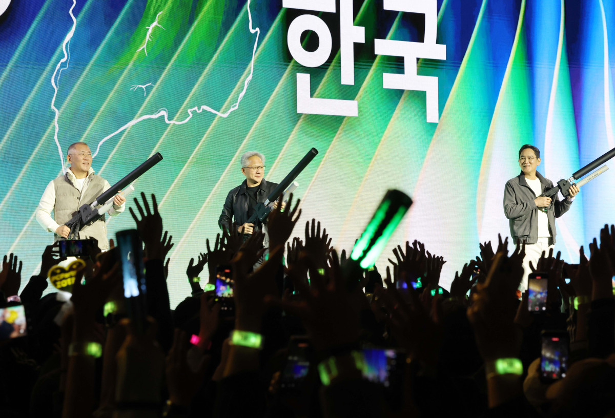 ▲젠슨 황 엔비디아 최고경영자와 이재용 삼성전자 회장, 정의선 현대차그룹 회장이 30일 서울 코엑스에서 열린 엔비디아의 그래픽카드(GPU) '지포스' 출시 25주년 행사 단상에 올라 퍼포먼스를 하고 있다. 신태현 기자 holjjak@