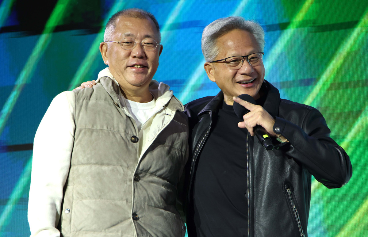 ▲젠슨 황 엔비디아 CEO가 30일 밤 서울 강남구 코엑스광장에서 지포스(GeForce) 한국 25주년을 기념해 열린 '지포스 게이머 페스티벌'에 정의선 현대차그룹 회장과 함께 올라 인사를 하고 있다. 신태현 기자 holjjak@