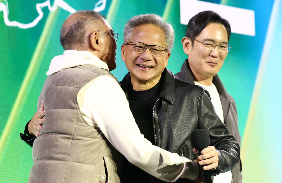 ▲젠슨 황 엔비디아 최고경영자와 정의선 현대차그룹 회장이 30일 오후 서울 강남구 코엑스 K-POP 광장에서 열린 지포스 게이머 페스티벌에서 포옹하고 있다. 신태현 기자 holjjak@