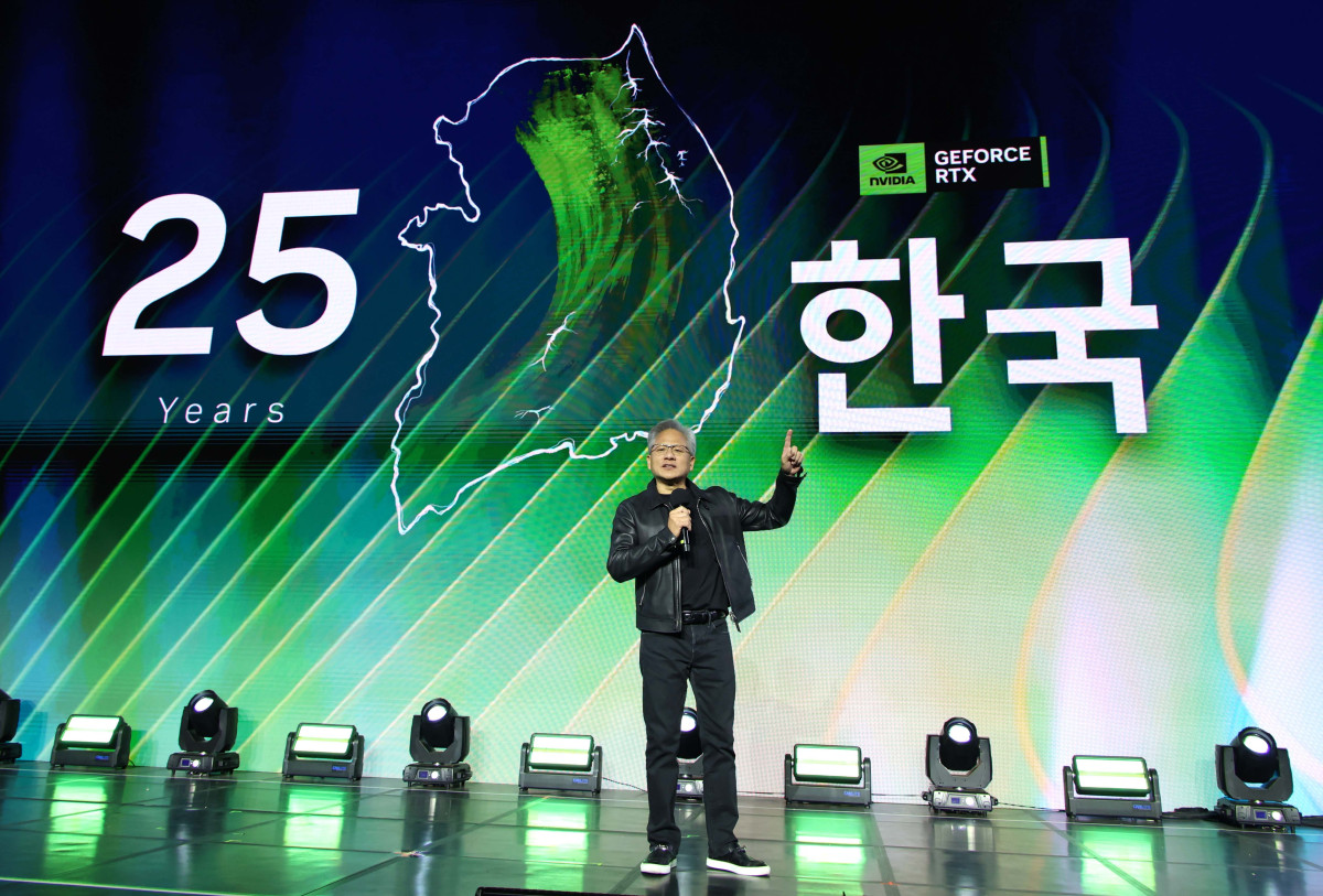 ▲젠슨 황 엔비디아 CEO가 30일 밤 서울 강남구  코엑스 K-POP 광장에서 지포스(GeForce) 한국 25주년을 기념해 열린 '지포스 게이머 페스티벌'에 참가해 발언하고 있다. 신태현 기자 holjjak@