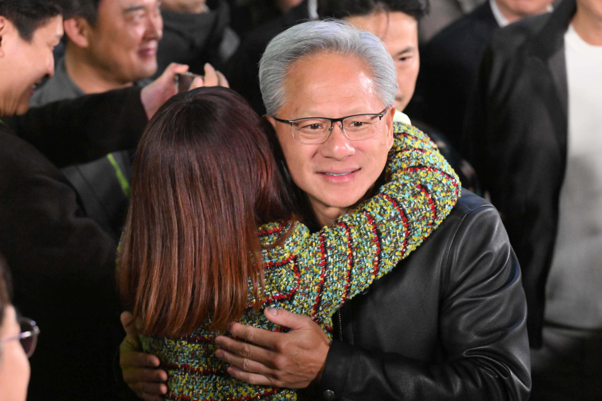 ▲젠슨 황 엔비디아 최고경영자가 30일 오후 서울 강남구 코엑스광장에서 열린 '엔비디아 지포스 게이머 페스티벌' 주요 파트너 회사 부스에서 참관객과 포옹을 하고 있다. 신태현 기자 holjjak@