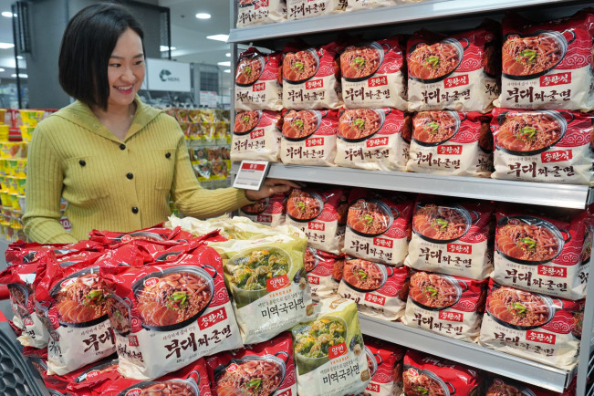 ▲서울시 송파구에 위치한 롯데마트 제타플렉스 잠실점에서 라면 코너에서 신상품 '부대짜글면'과 외국인 인기 라면 '팔도&양반 미역국라면'을 홍보하는 이영주 MD(상품기획자)의 모습이 보이고 있다. (사진제공=롯데마트슈퍼)