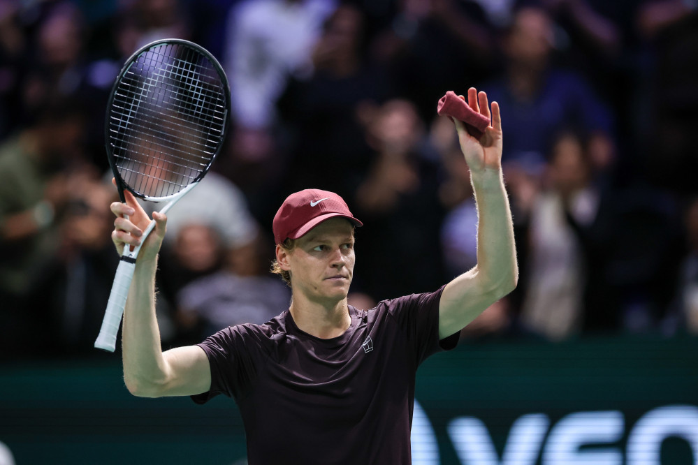 ▲이탈리아의 야닉 시너(사진)가 30일(현지시간) 프랑스 파리 외곽 낭테르에서 열린 ATP 파리 마스터스 테니스대회(ATP Paris Masters) 남자 단식 16강전에서 아르헨티나의 프란시스코 세룬돌로를 꺾은 뒤 승리를 자축하고 있다. (EPA/연합뉴스)