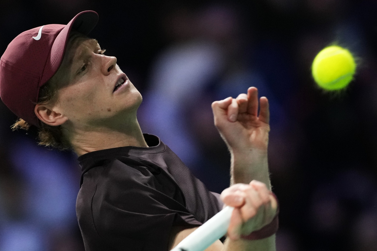 ▲이탈리아의 야닉 시너(사진)가 30일(현지시간) 프랑스 파리에서 열린 ATP 파리 마스터스 테니스대회(Paris Masters) 남자 단식 3회전에서 아르헨티나의 프란시스코 세룬돌로를 상대로 공을 받아치고 있다. (AP/연합뉴스)