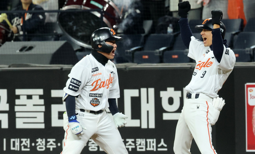 ▲30일 대전한화생명볼파크에서 열린 2025 프로야구 KBO리그 포스트시즌 한국시리즈 4차전 LG 트윈스와 한화 이글스의 경기. 7회말 2사 2, 3루 때 한화 문현빈이 2타점 적시타를 쳐낸 뒤 환호하고 있다. (연합뉴스)