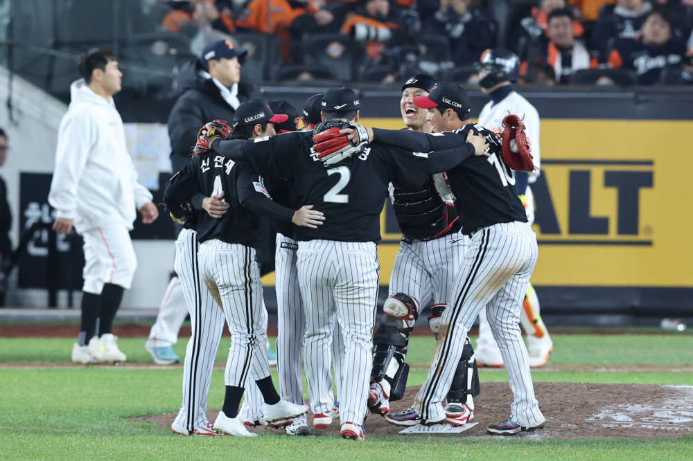 ▲30일 대전한화생명볼파크에서 열린 2025 프로야구 KBO리그 포스트시즌 한국시리즈 4차전 LG 트윈스와 한화 이글스의 경기. 7-4로 역전승을 거둔 LG 선수들이 자축하고 있다. (연합뉴스)