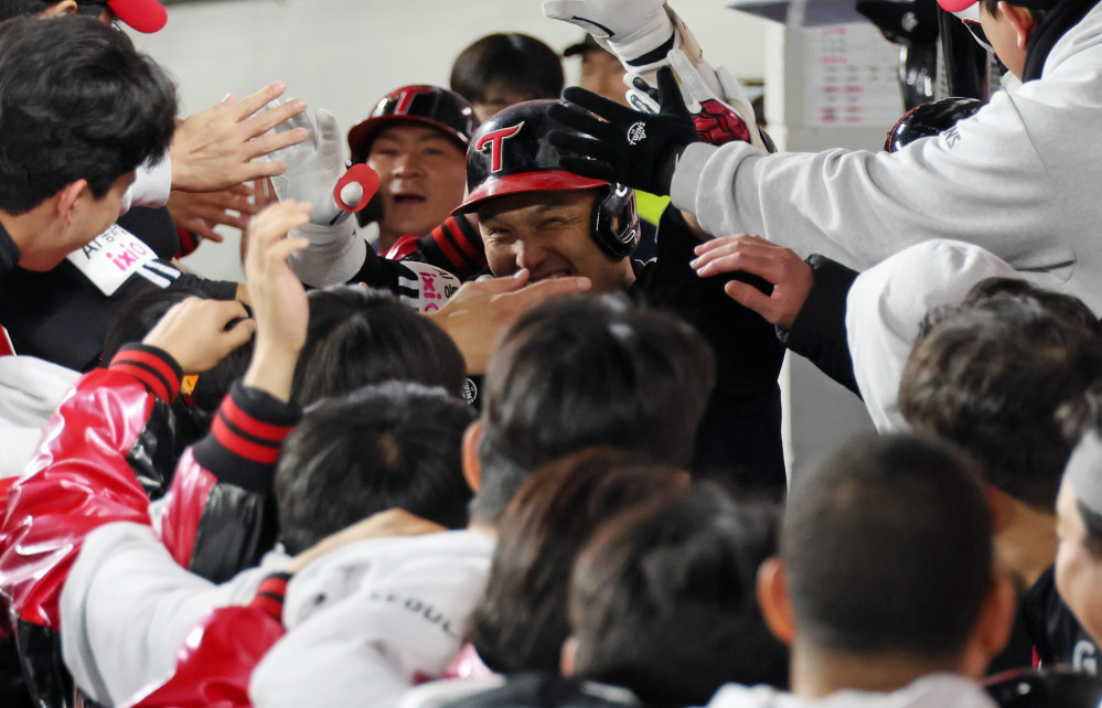 ▲30일 대전한화생명볼파크에서 열린 2025 프로야구 KBO리그 포스트시즌 한국시리즈 4차전 LG 트윈스와 한화 이글스의 경기. 9회초 무사 2루 때 2점 홈런을 친 LG 박동원이 동료들의 축하를 받고 있다. (연합뉴스)